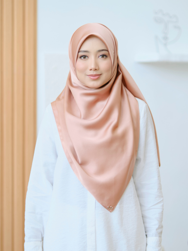 TC Roselle in Beige Red Square