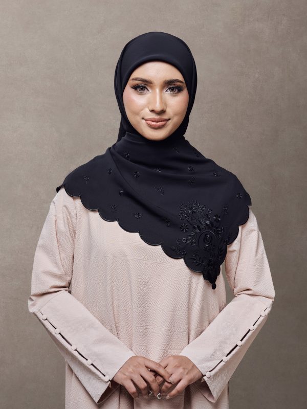 Nur in Black