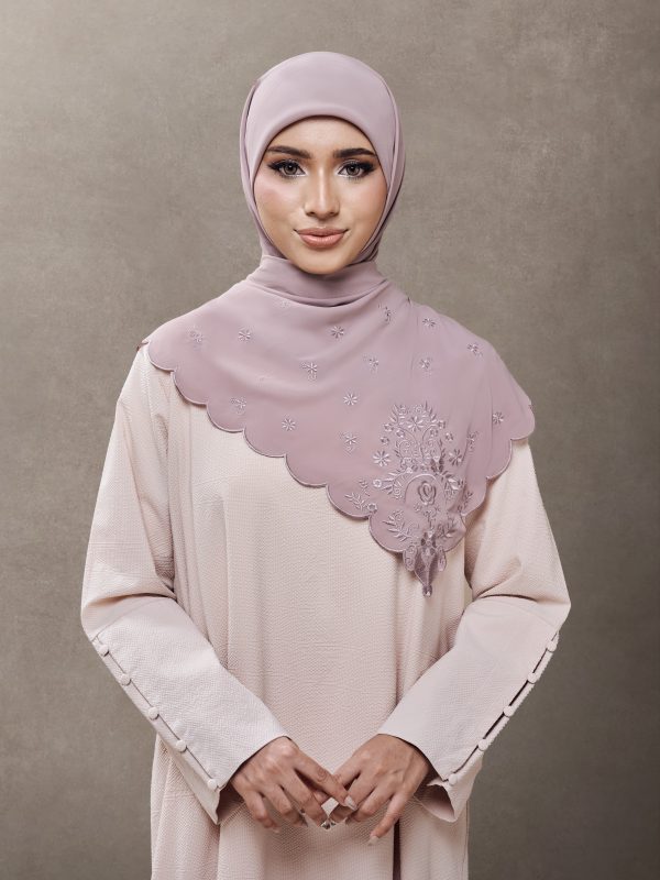 Nur in Dark Nude
